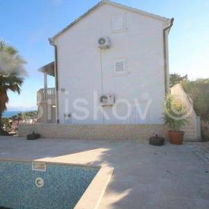 Brač, Sutivan, prodaja kuća, tri apartmana, bazen, 150 m od mora