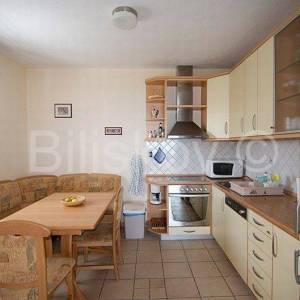 Brač, Sutivan, prodaja kuća, tri apartmana, bazen, 150 m od mora