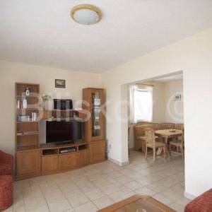 Brač, Sutivan, prodaja kuća, tri apartmana, bazen, 150 m od mora