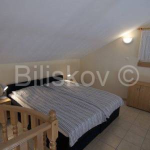 Brač, Sutivan, prodaja kuća, tri apartmana, bazen, 150 m od mora