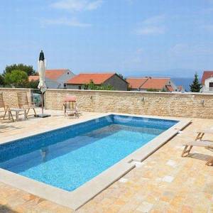 Brač, Sutivan samostojeća kuća, 3 stana, bazen