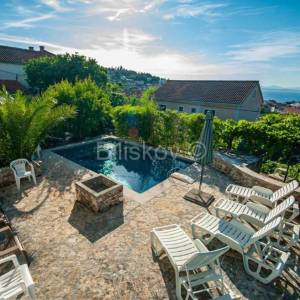 Brač, Sutivan samostojeća kuća na 2 etaže na parceli od 1230 m2, bazen