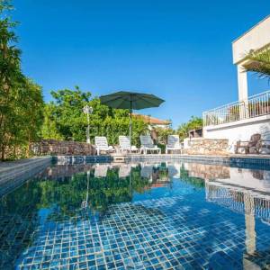 Brač, Sutivan samostojeća kuća na 2 etaže na parceli od 1230 m2, bazen