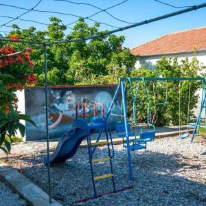 Brač, Sutivan samostojeća kuća na 2 etaže na parceli od 1230 m2, bazen