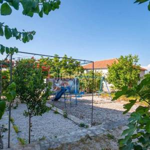 Brač, Sutivan samostojeća kuća na 2 etaže na parceli od 1230 m2, bazen