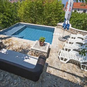 Brač, Sutivan samostojeća kuća na 2 etaže na parceli od 1230 m2, bazen