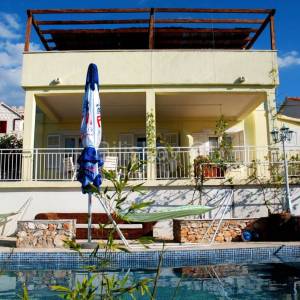 Brač, Sutivan samostojeća kuća na 2 etaže na parceli od 1230 m2, bazen