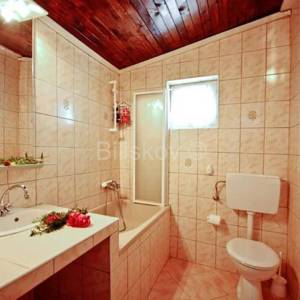 Brač, Sutivan samostojeća kuća na 2 etaže na parceli od 1230 m2, bazen