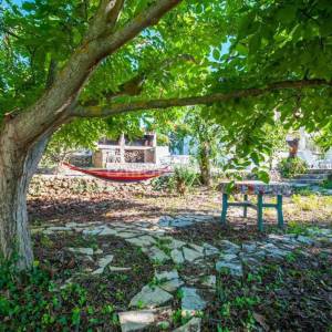 Brač, Sutivan samostojeća kuća na 2 etaže na parceli od 1230 m2, bazen