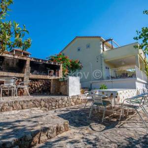 Brač, Sutivan samostojeća kuća na 2 etaže na parceli od 1230 m2, bazen