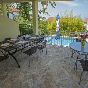 Brač, Sutivan samostojeća kuća na 2 etaže na parceli od 1230 m2, bazen