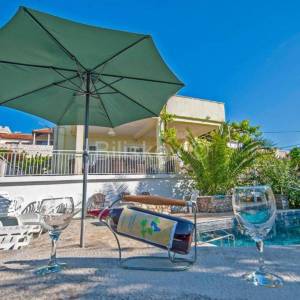 Brač, Sutivan samostojeća kuća na 2 etaže na parceli od 1230 m2, bazen