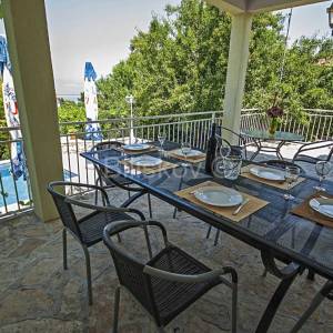 Brač, Sutivan samostojeća kuća na 2 etaže na parceli od 1230 m2, bazen