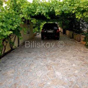 Brač, Sutivan samostojeća kuća na 2 etaže na parceli od 1230 m2, bazen