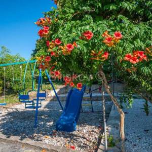 Brač, Sutivan samostojeća kuća na 2 etaže na parceli od 1230 m2, bazen