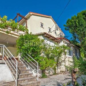 Brač, Sutivan samostojeća kuća na 2 etaže na parceli od 1230 m2, bazen