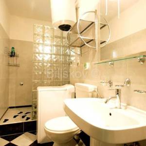 Brač, Sutivan samostojeća kuća na 2 etaže na parceli od 1230 m2, bazen