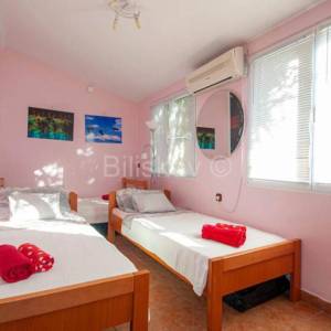 Brač, Sutivan samostojeća kuća na 2 etaže na parceli od 1230 m2, bazen