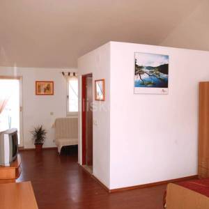 Brač, Sutivan samostojeća kuća na 2 etaže na parceli od 1230 m2, bazen