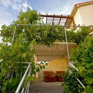 Brač, Sutivan samostojeća kuća na 2 etaže na parceli od 1230 m2, bazen