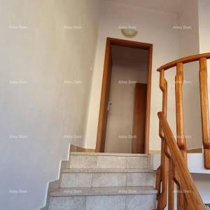 Buje. Prodaje se  stan u Kaštelu, površine 85 m²