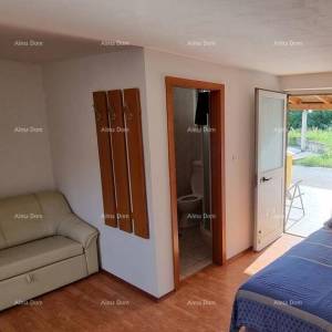 Buje. Prodaje se  stan u Kaštelu, površine 85 m²