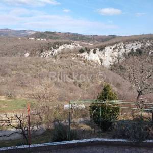 Buzet, prodaja, kuća na brežuljku, parcela 2400m2