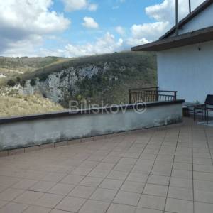 Buzet, prodaja, kuća na brežuljku, parcela 2400m2