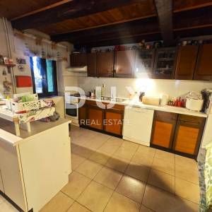 ČAVLE (okolica) - Samostojeća kuća sa 3250 m2 građevinskog zemljišta!