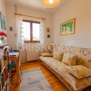 Čiovo, Okrug G.,obiteljska kuća s 4 apartmana, prodaja