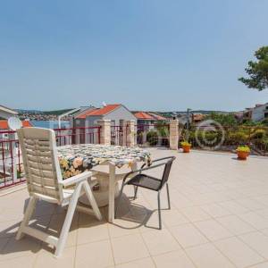 Čiovo, Okrug G.,obiteljska kuća s 4 apartmana, prodaja