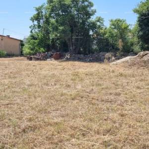 COKUNI, građevinski teren sa riješenim pristupnim putem i građevinskom dozvolom.