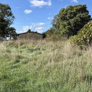 COKUNI, građevinski teren sa riješenim pristupnim putem i građevinskom dozvolom.