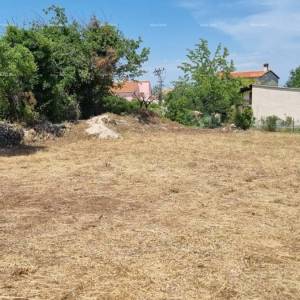 COKUNI, građevinski teren sa riješenim pristupnim putem i građevinskom dozvolom.