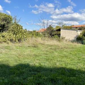 COKUNI, građevinski teren sa riješenim pristupnim putem i građevinskom dozvolom.