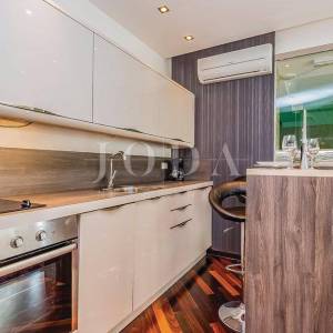 Crikvenica, apartman 20 metara od mora sa unutarnjim bazenom