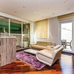 Crikvenica, apartman 20 metara od mora sa unutarnjim bazenom