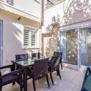 Crikvenica, apartman 20 metara od mora sa unutarnjim bazenom