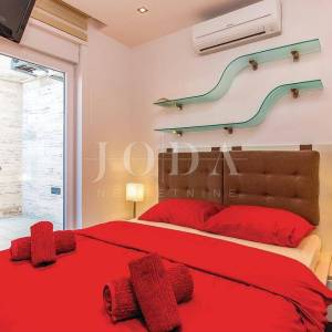 Crikvenica, apartman 20 metara od mora sa unutarnjim bazenom