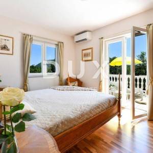 CRIKVENICA, GRIŽANE - Prekrasna samostojeća kuća s bazenom i pogledom na more!