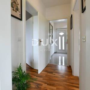 CRIKVENICA, GRIŽANE - Prekrasna samostojeća kuća s bazenom i pogledom na more!