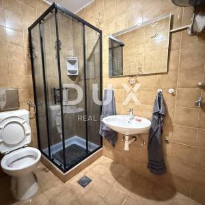 CRIKVENICA - Novouređeni 2S+DB stan s vlastitom okućnicom i pogledom na more