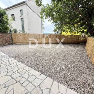 CRIKVENICA - Novouređeni 2S+DB stan s vlastitom okućnicom i pogledom na more