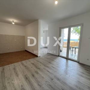 CRIKVENICA - Novouređeni 2S+DB stan s vlastitom okućnicom i pogledom na more