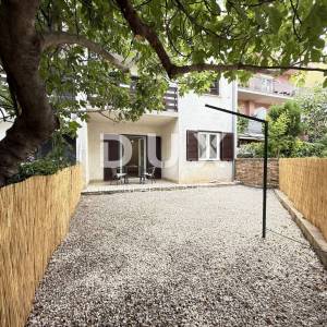 CRIKVENICA - Novouređeni 2S+DB stan s vlastitom okućnicom i pogledom na more