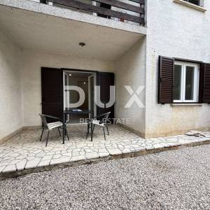 CRIKVENICA - PRILIKA! 2S+DB stan s vlastitom okućnicom i pogledom na more