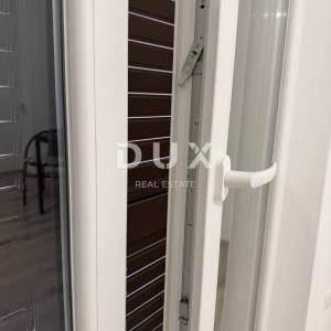 CRIKVENICA - PRILIKA! 2S+DB stan s vlastitom okućnicom i pogledom na more