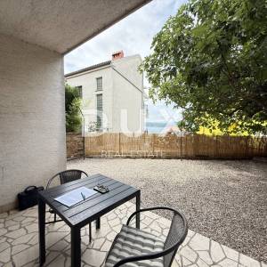 CRIKVENICA - PRILIKA! 2S+DB stan s vlastitom okućnicom i pogledom na more