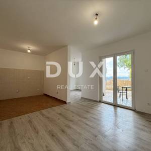 CRIKVENICA - PRILIKA! 2S+DB stan s vlastitom okućnicom i pogledom na more