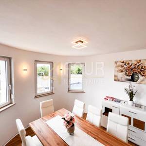 Crikvenica, samostojeća kuća s bazenom i pogledom na more